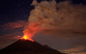 На острове Сулавеси началось извержение вулкана 