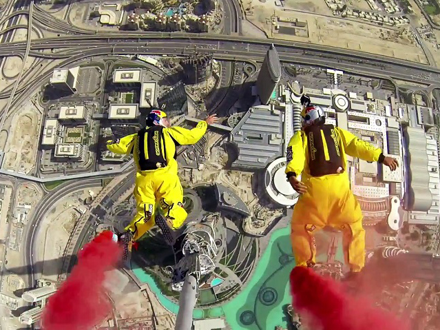 Новый мировой рекорд в Дубае: двойной прыжок с башни Бурдж Халифа (+видео)