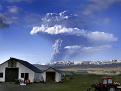 Исландский вулкан вновь угрожает самолетам