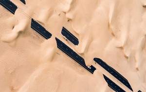 Фотофакт: как пустыня поглощает транспортные артерии в ОАЭ