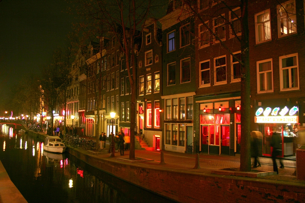 В Амстердаме наступают на кварталы красных фонарей
