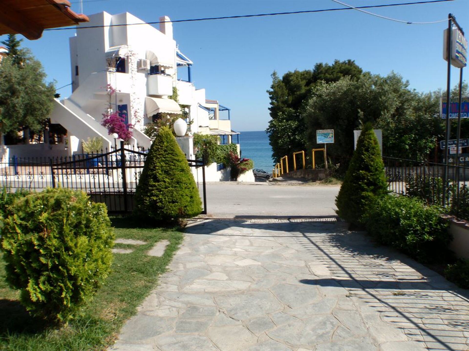 Leonidas Apartments 10