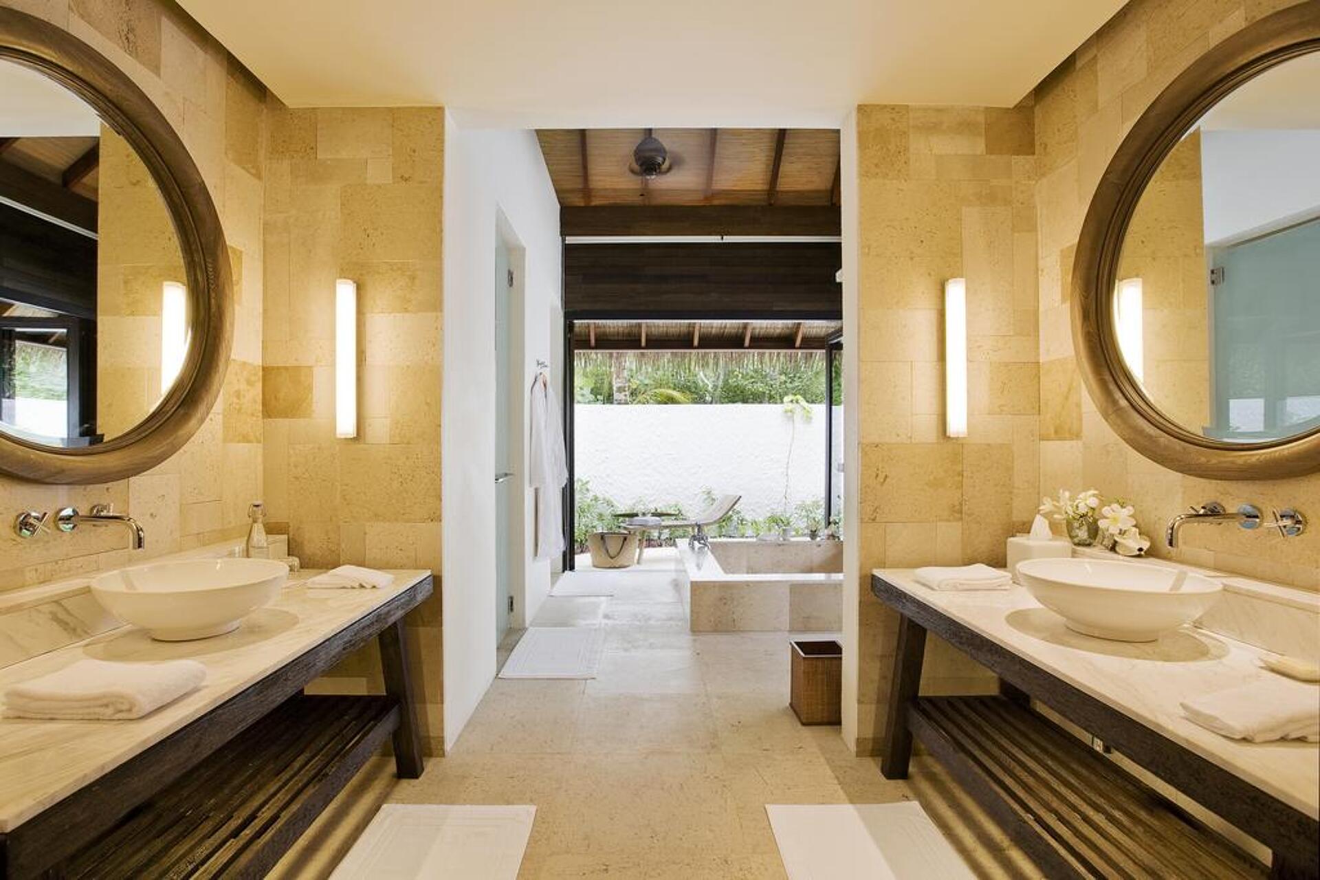 Maalifushi by Como 5* 23