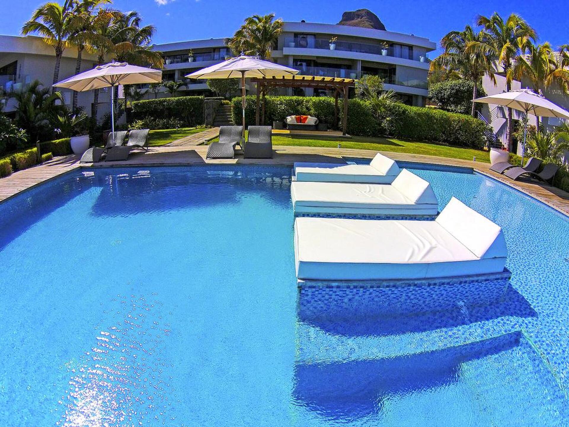 Leora Beach 4* 4