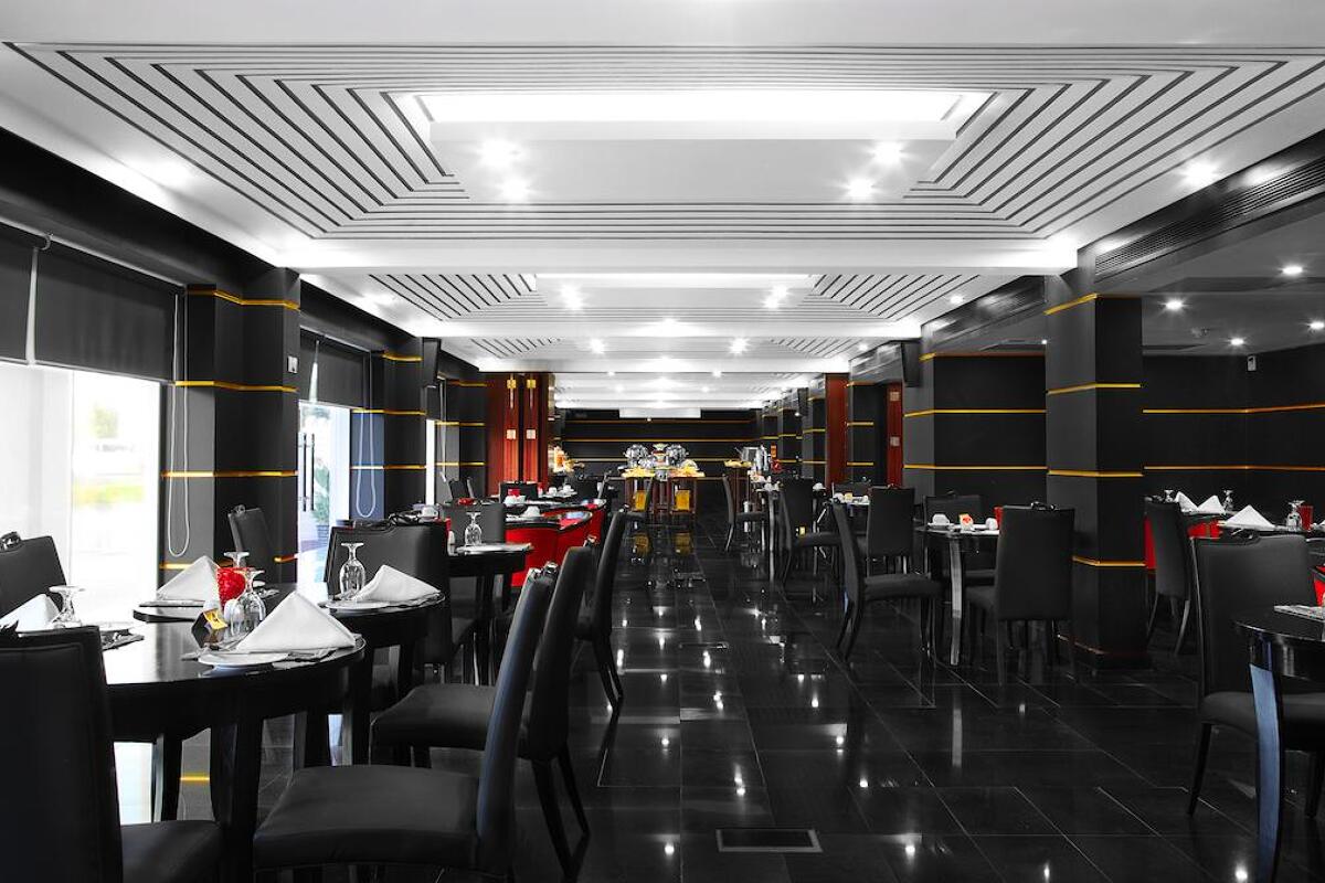 Ramada Qurum Beach 4* 3