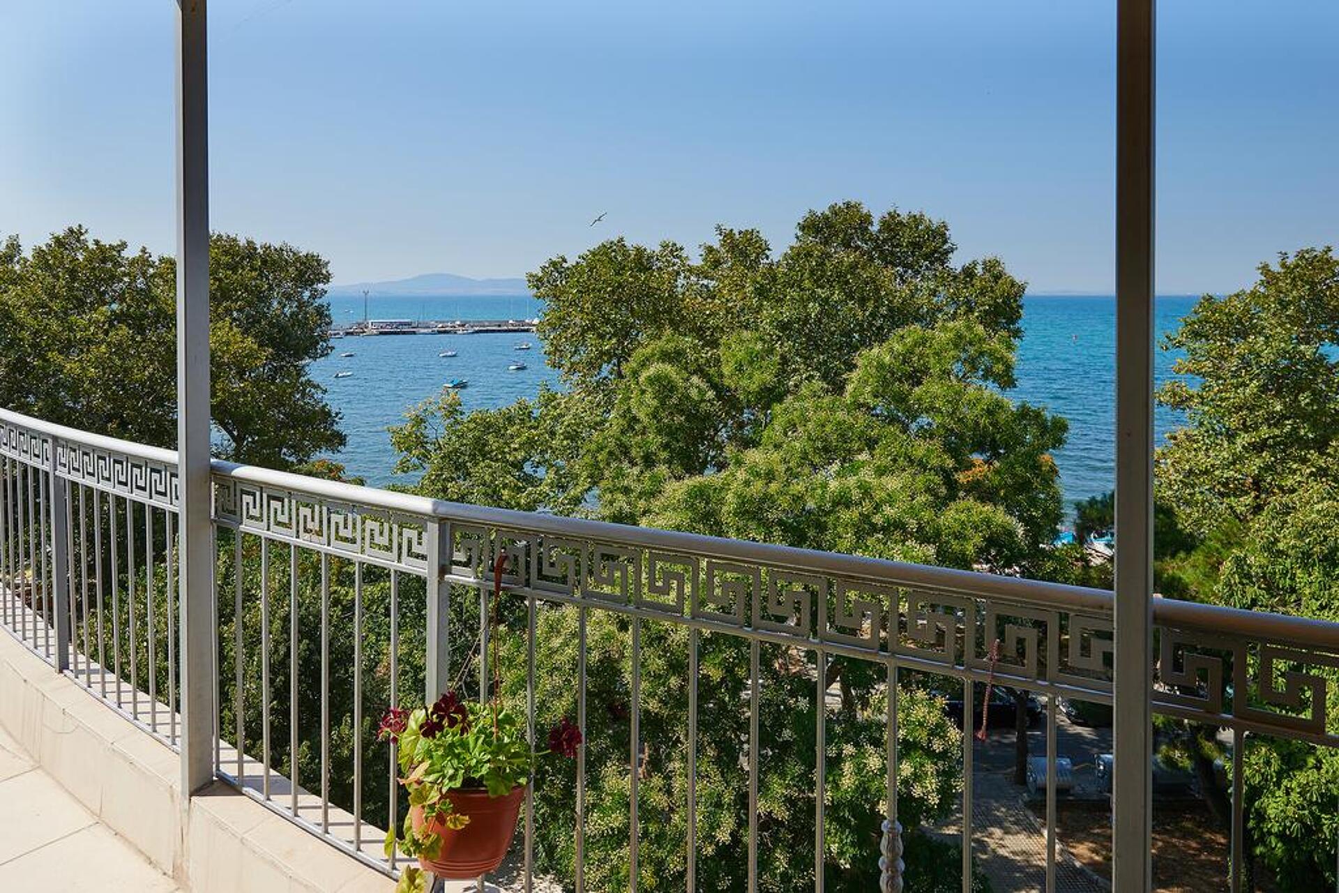 Paradise Hotel Pomorie 3* 5