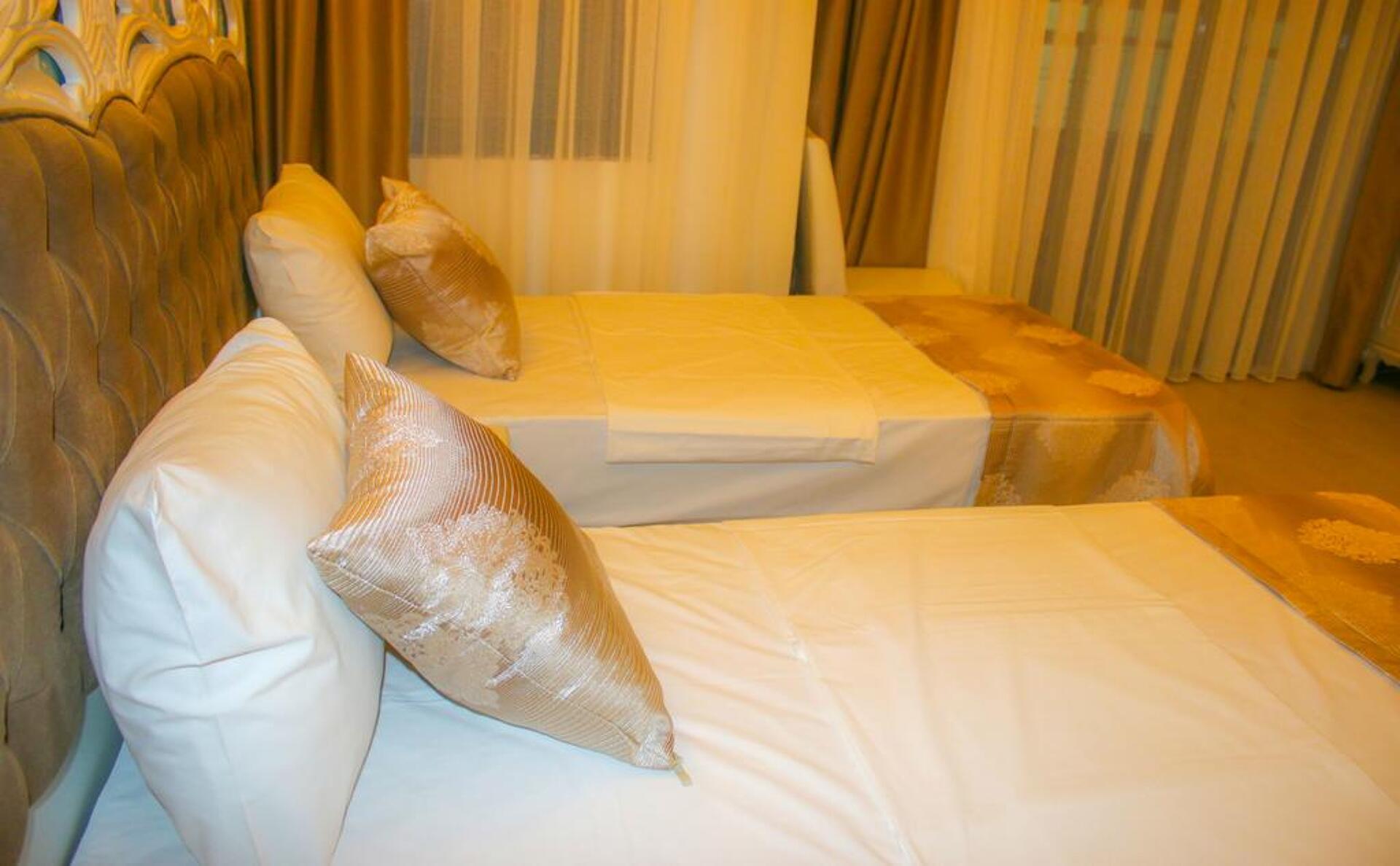 Deluxe Newport Hotel 12