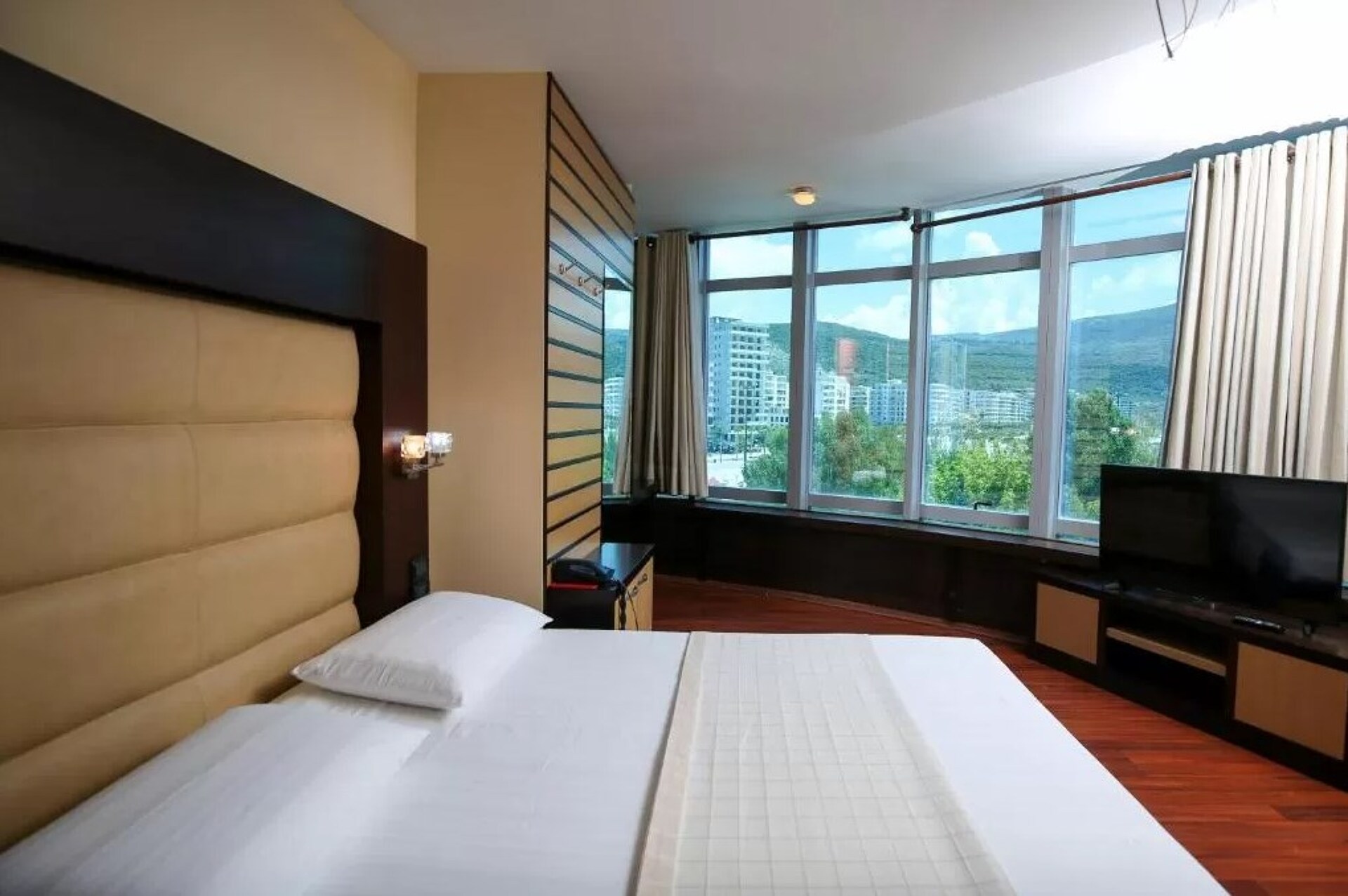 Vlora International 5* 8