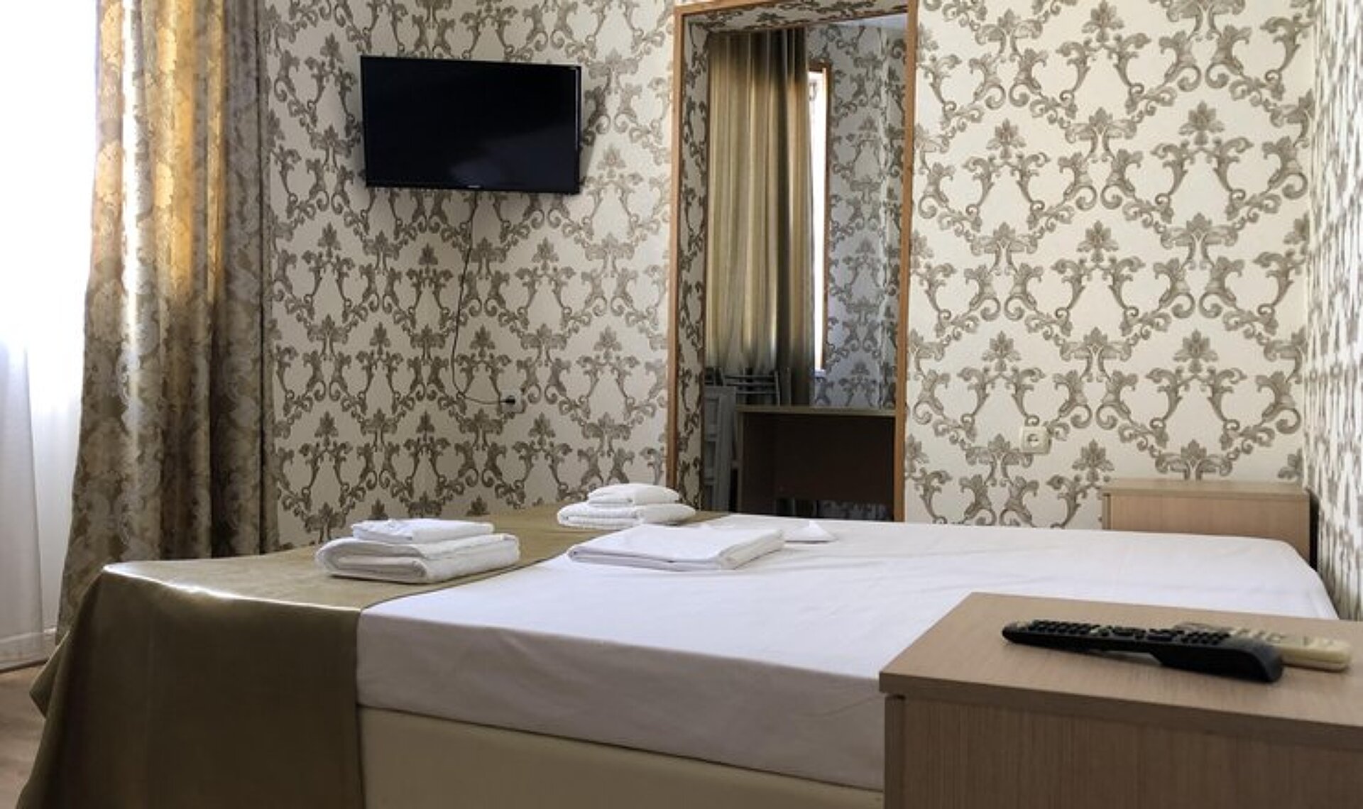 Rich Hotel 16
