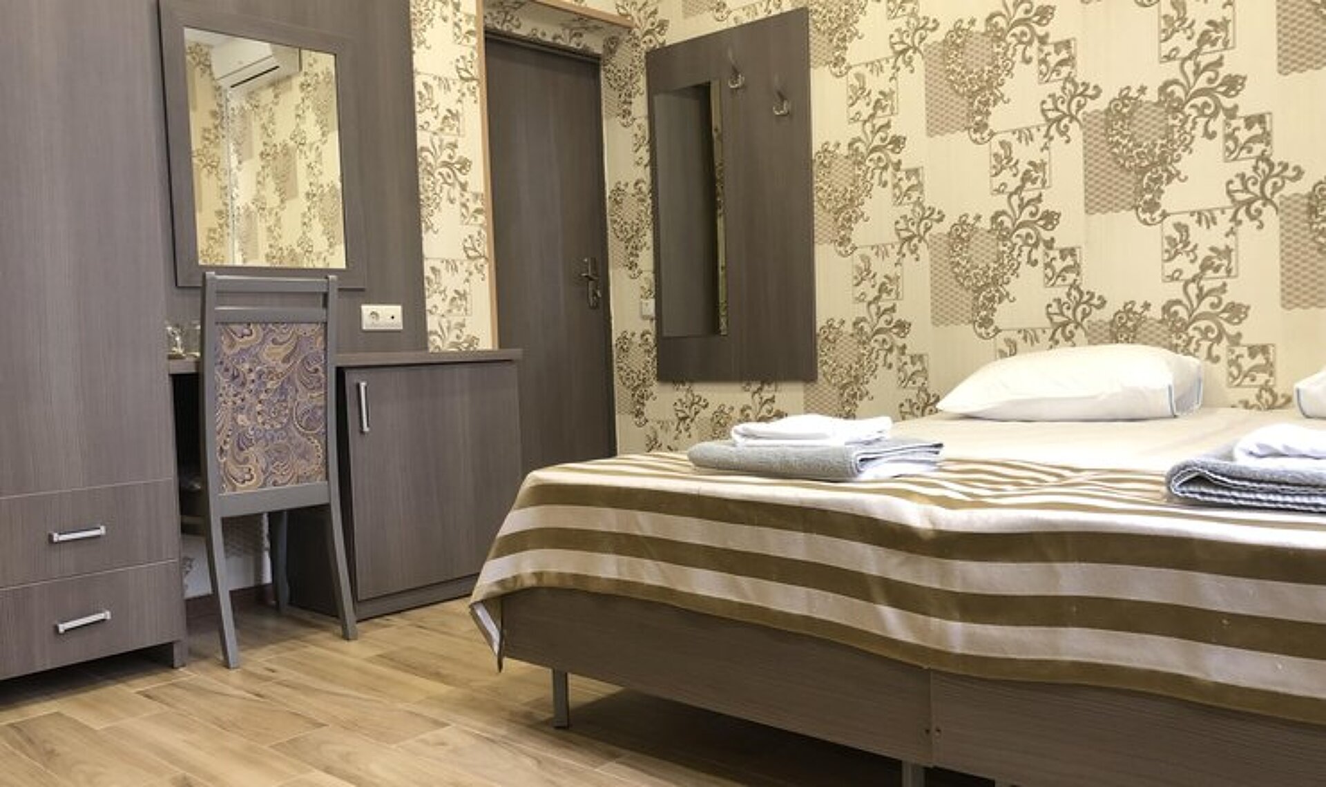 Rich Hotel 8