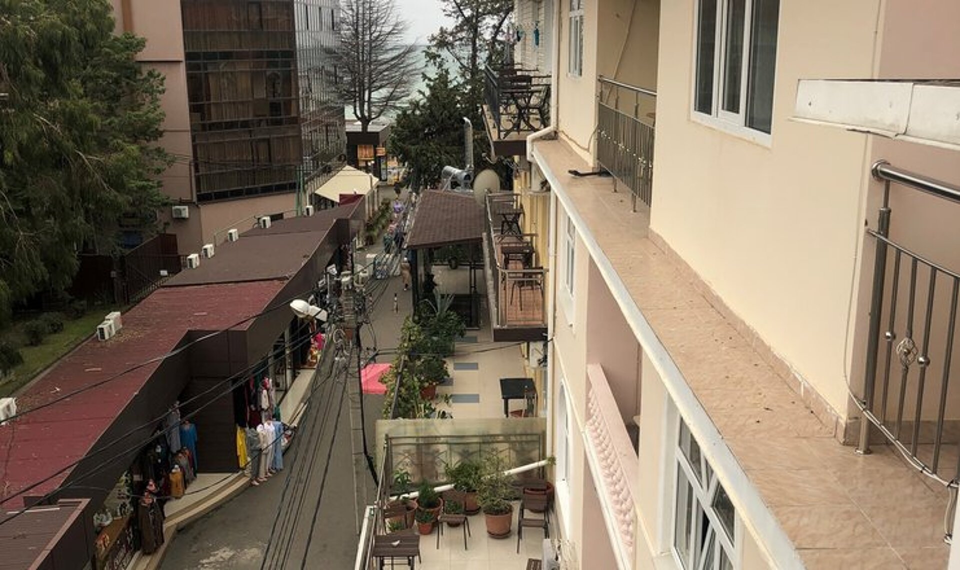 Rich Hotel 33