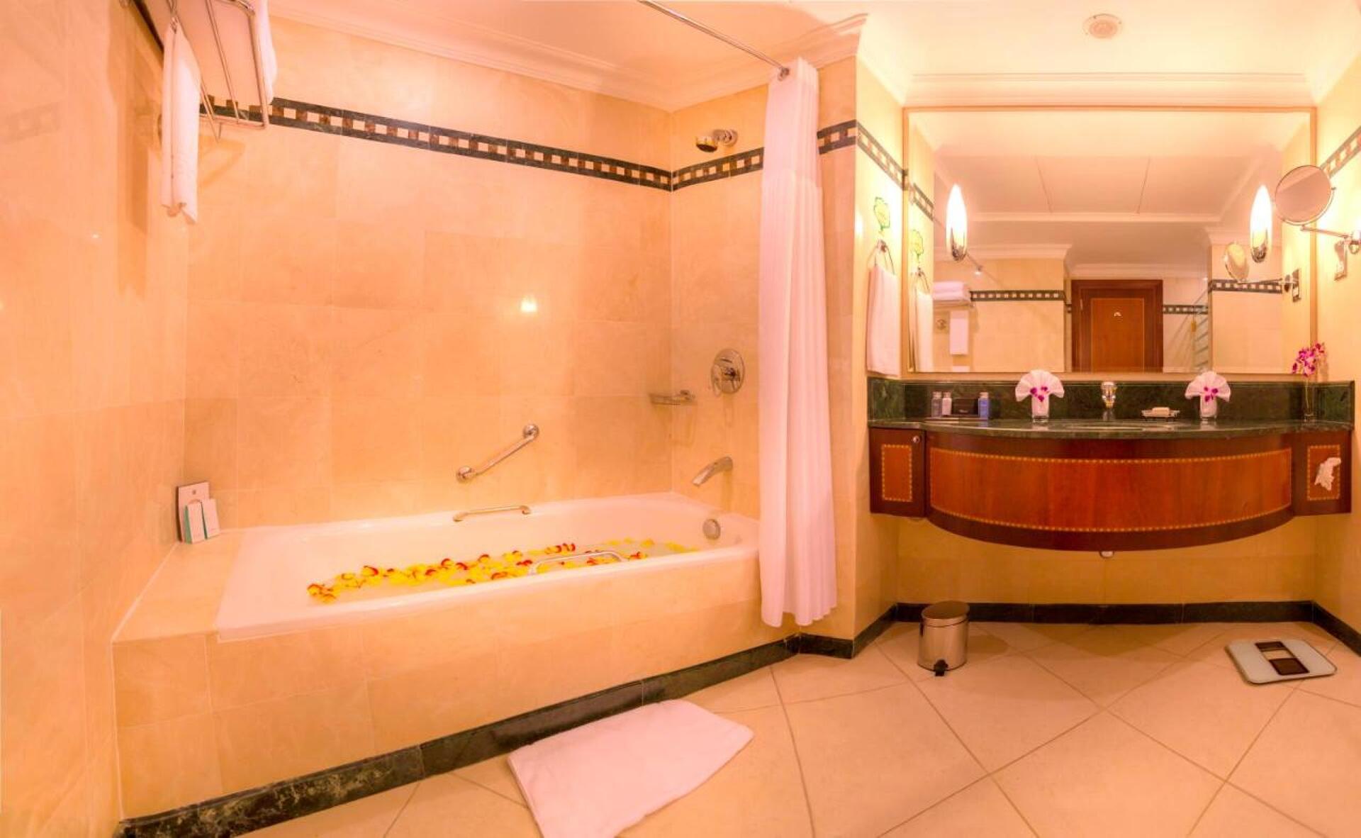 Corniche Hotel Abu Dhabi 11