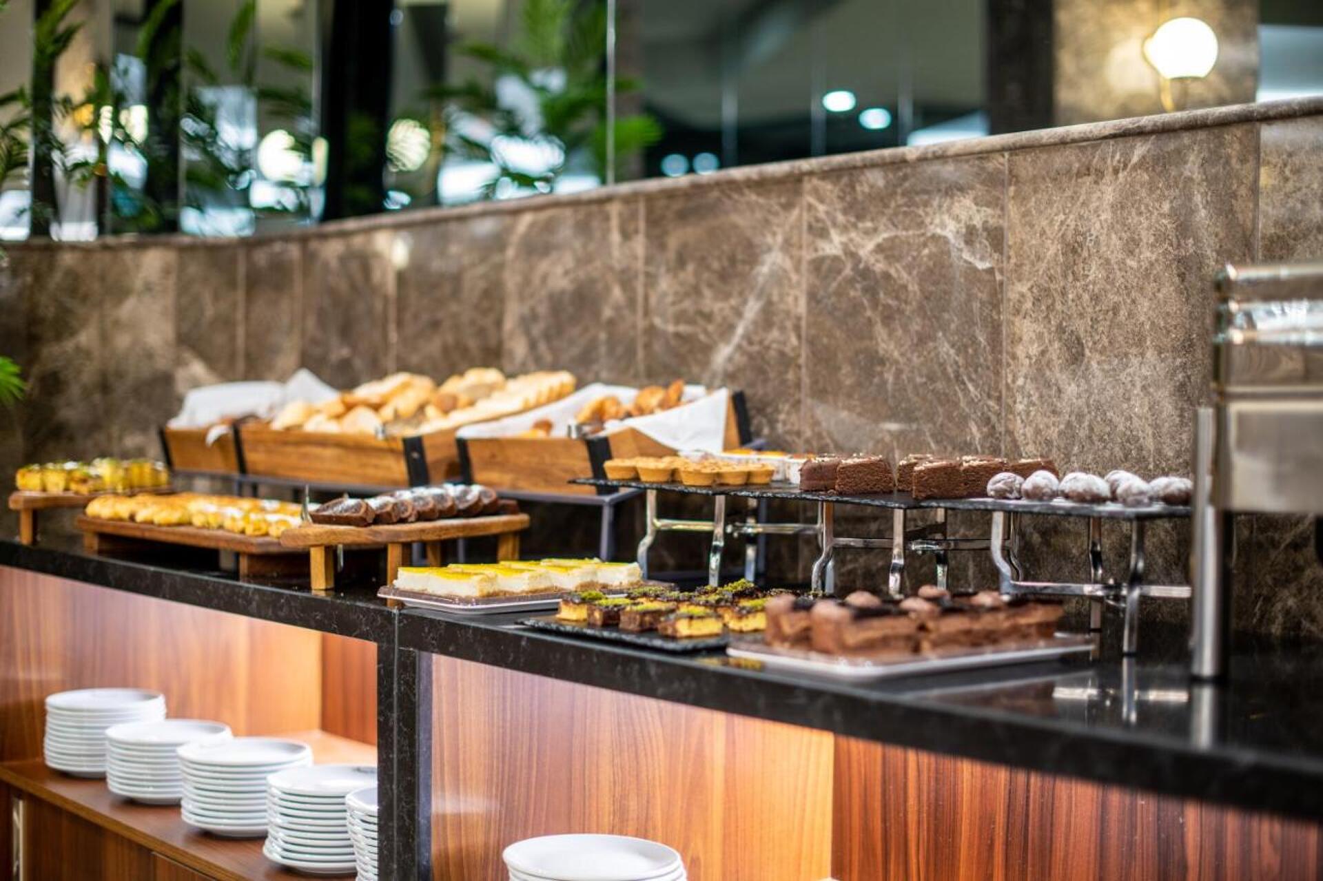Aprilis Deluxe Hotel 4* 10
