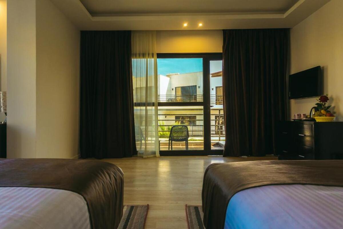La Rosa Waves Beach & Aqua Park 4* 1