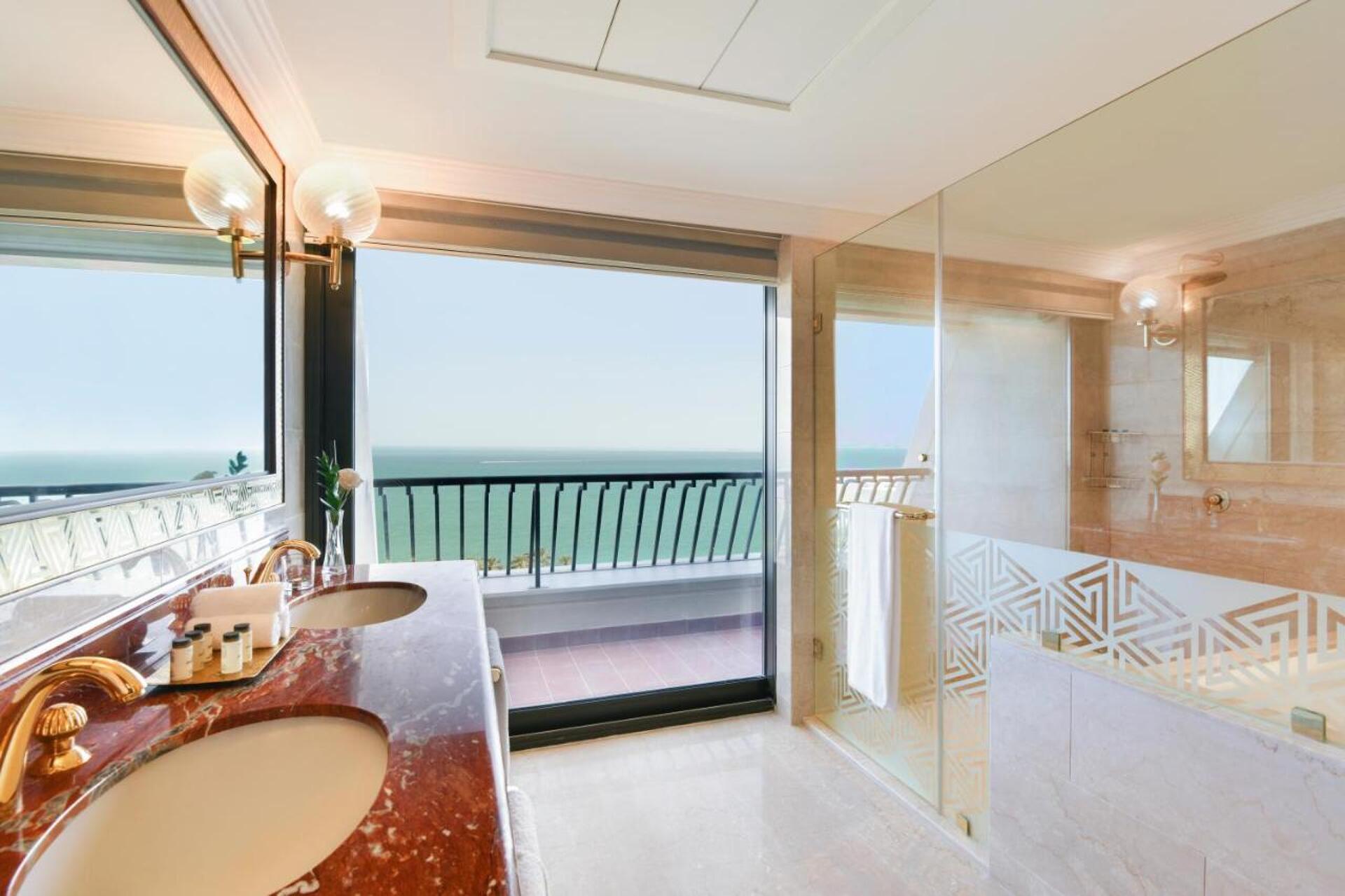 Sheraton Grand Doha Resort & Convention Hotel 5