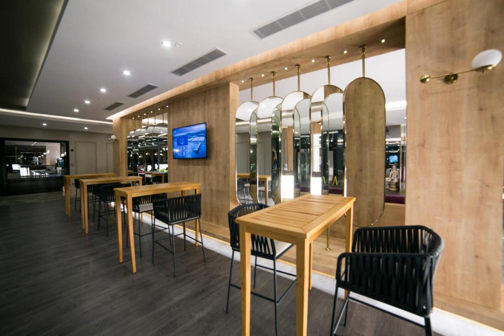 Sailor's Beach Club 13
