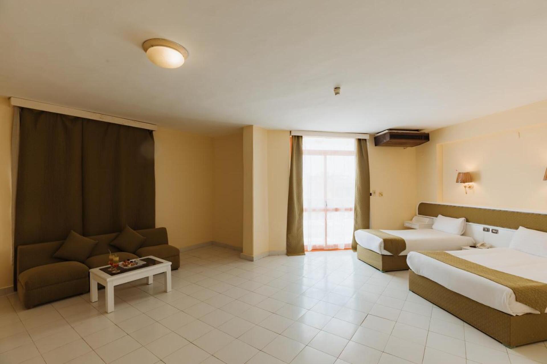 Empire Hotel 3* 24