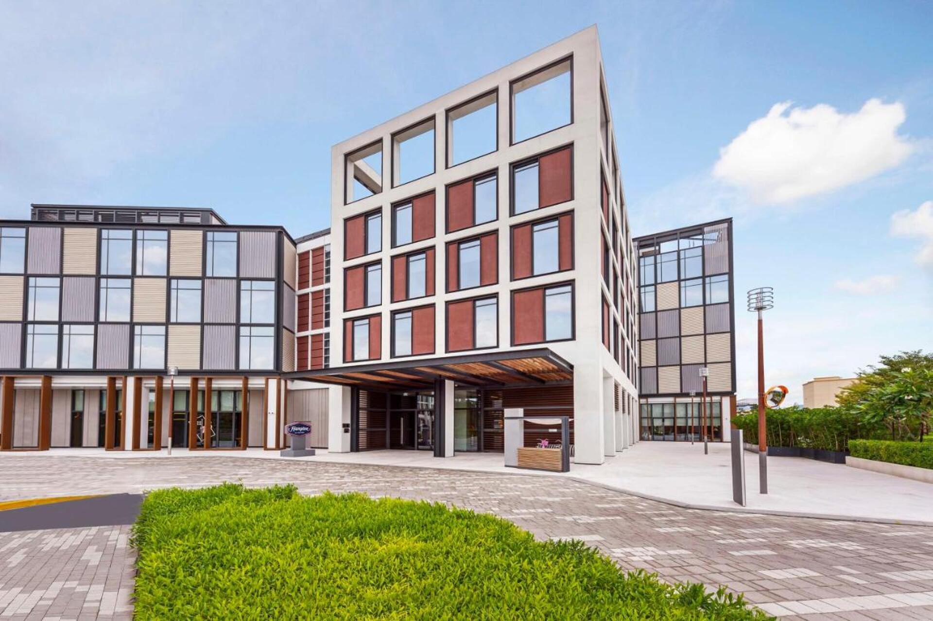 Hampton by Hilton Dubai Al Seef 0