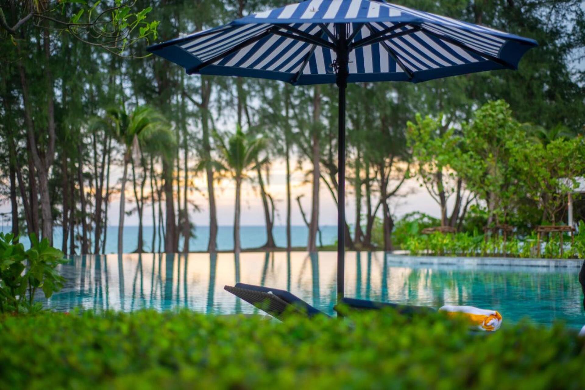Le Meridien Phuket Mai Khao Beach Resort 7