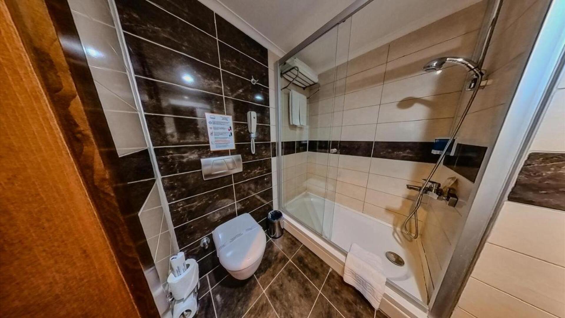Adella Side Hotel 25
