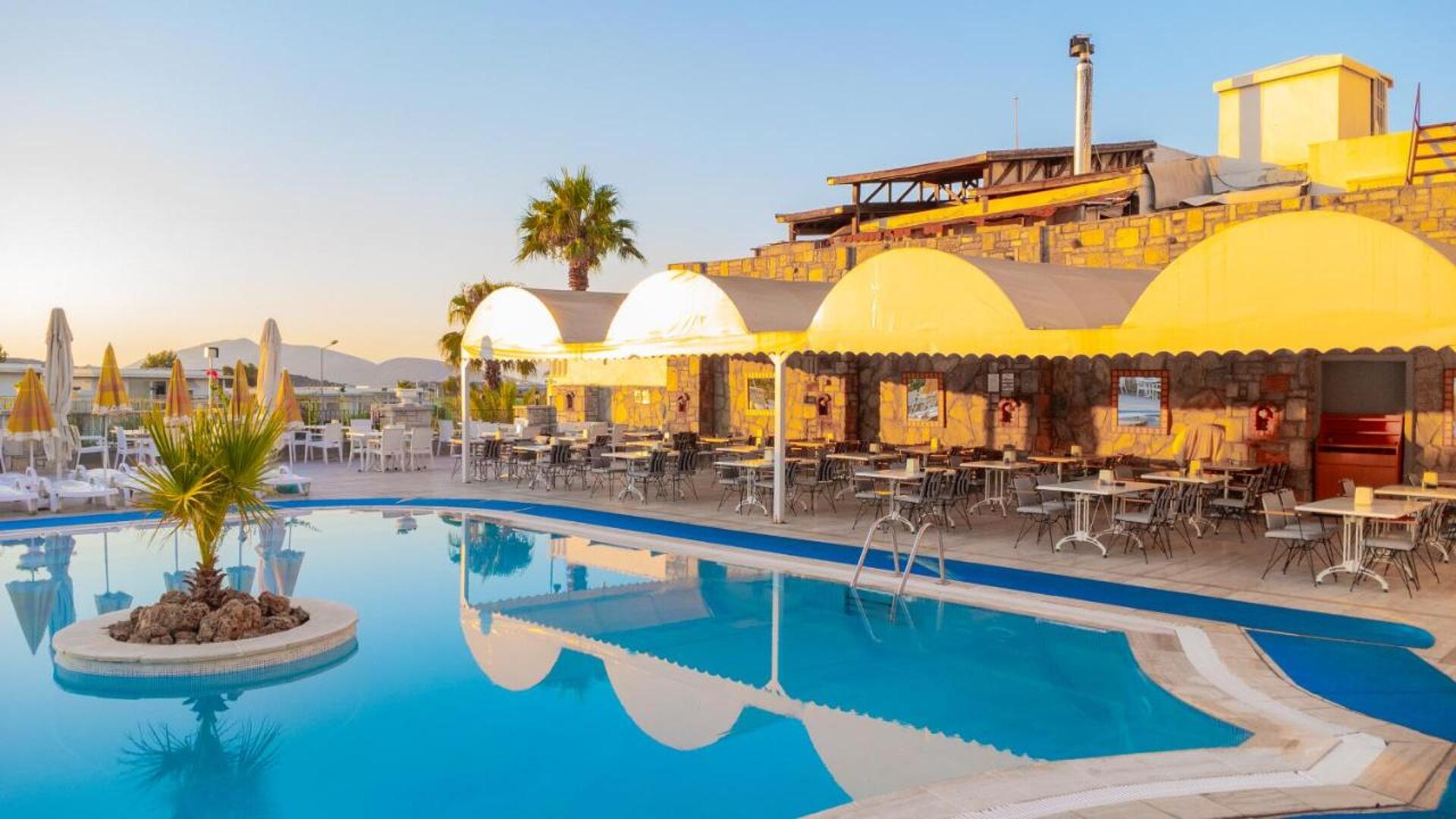 Sunpoint Family Hotel  0