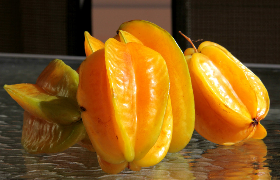 Оранжевый фрукт похожий. Карамбола. Оранжевый фрукт коламбия. Оранжевый экзотический фрукт.