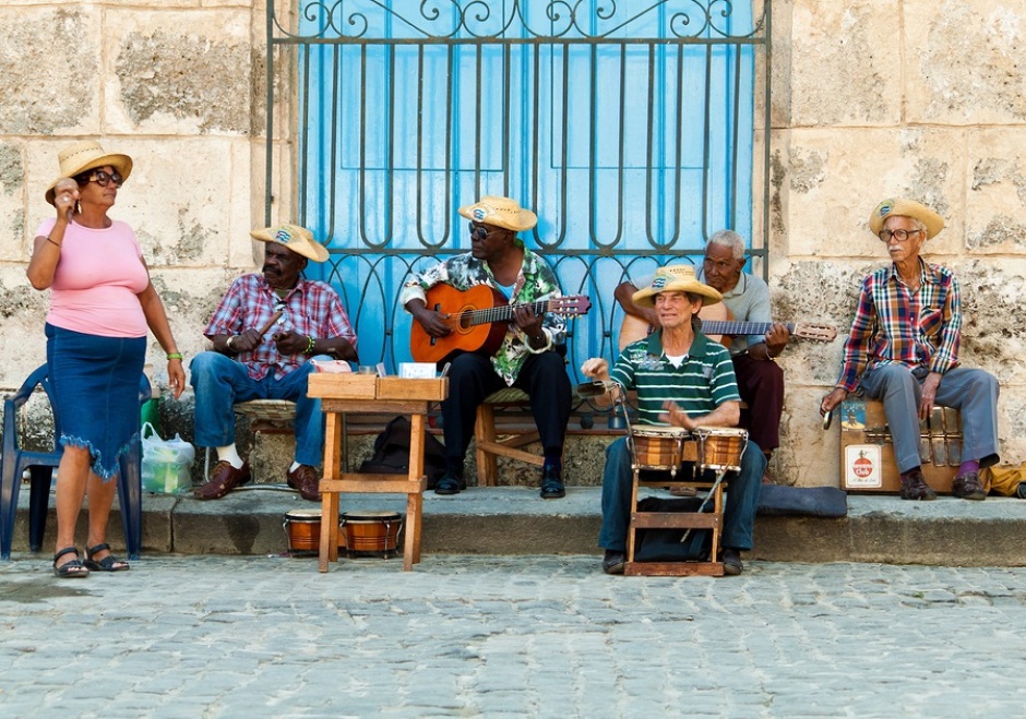 Некоторые туристы специально берут с собой что-то, что на Кубе ценится и......