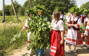 В Беларуси провели редкий древний обряд «Вождение куста»: фоторепортаж