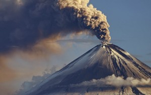 Проснувшийся вулкан Асама засыпал Токио пеплом