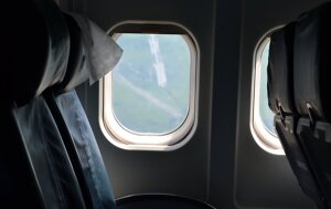 Почему при взлете и посадке должны быть открыты шторки иллюминаторов?