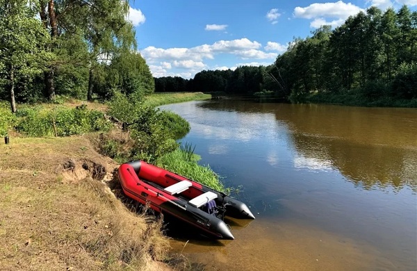 Kupit Tur Splav Progulka Na Komfortnyh Lodkah S Elektromotorami Po Reke Shara S Ekskursiej 10 Km 3 4 Chasa Seven Trevel Tur 301830