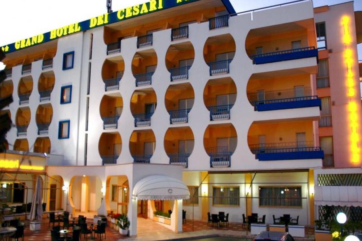 GRAND HOTEL DEI CESARI DEPENDANCE располагается в пешей доступности от ж/д станции, на берегу моря. 1