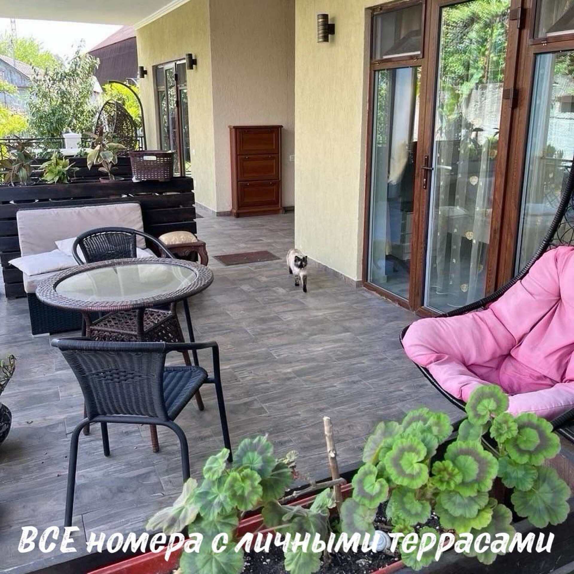 Абхазия, самый центр Сухума! Гостевой дом «ДЭЯ» на поезде, рядом песчаный пляж. 3-5 минут от моря! 2