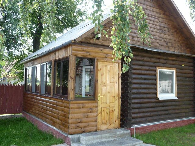 У озера
