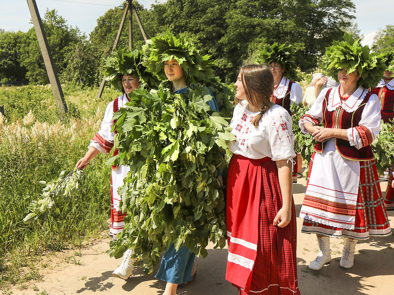В Беларуси провели редкий древний обряд «Вождение куста»: фоторепортаж
