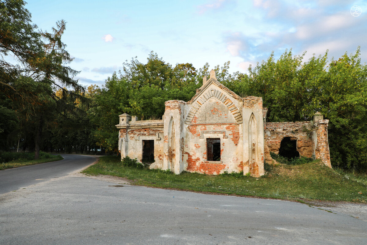 Западная брама в деревне Пески
