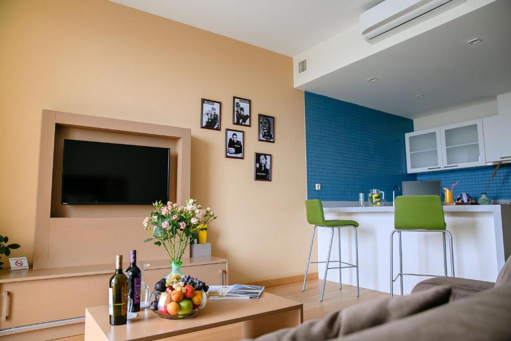 HomeBridge Hotel Apartments 4*