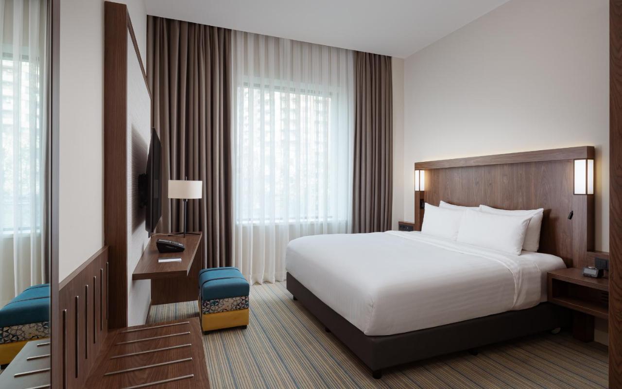 Courtyard by Marriott Hotel / Holiday Inn / Hilton Garden In 4*