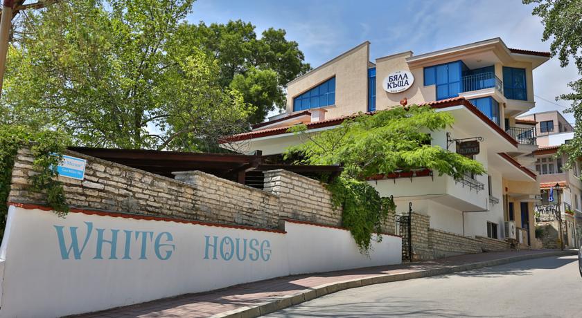White House 3*