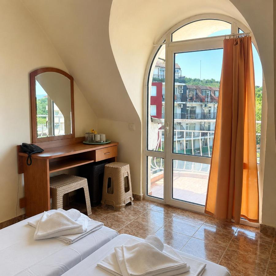 Palace 3*
