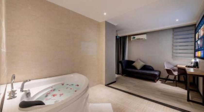GreenTree Inn Haikou Longhua District Guomao Hotel 2*, фото 2