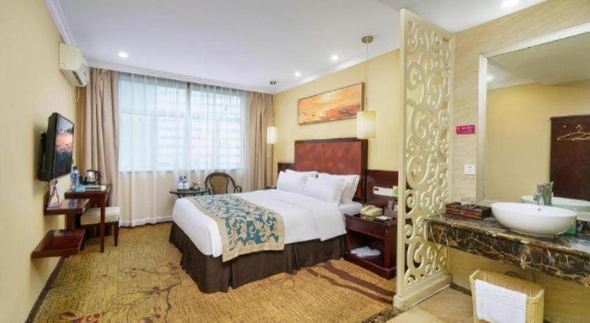 Sanya Seacube Holiday Hotel 4*