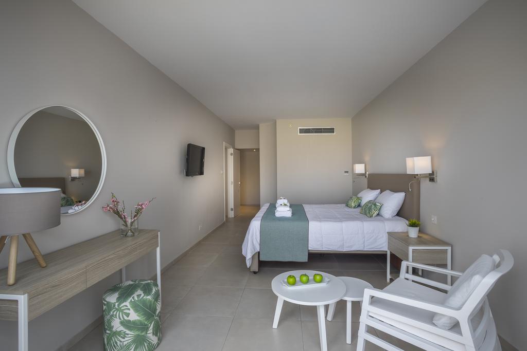 Leonardo Laura Beach & Splash Resort 4*