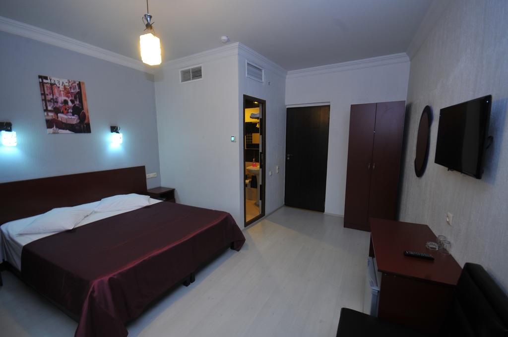 Iberia Hotel 3*