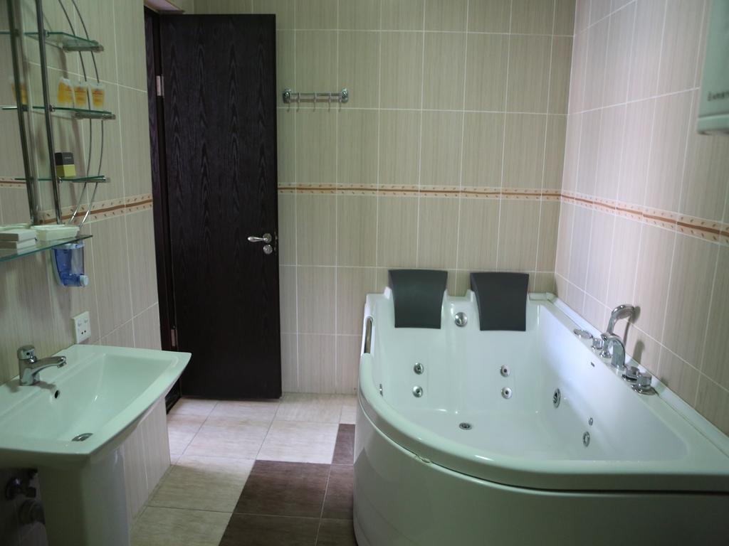 Mgzavrebi Batumi Hotel 3*, фото 2