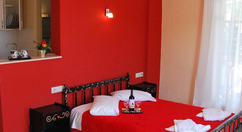 Bella Vista Hotel and Studios 2*