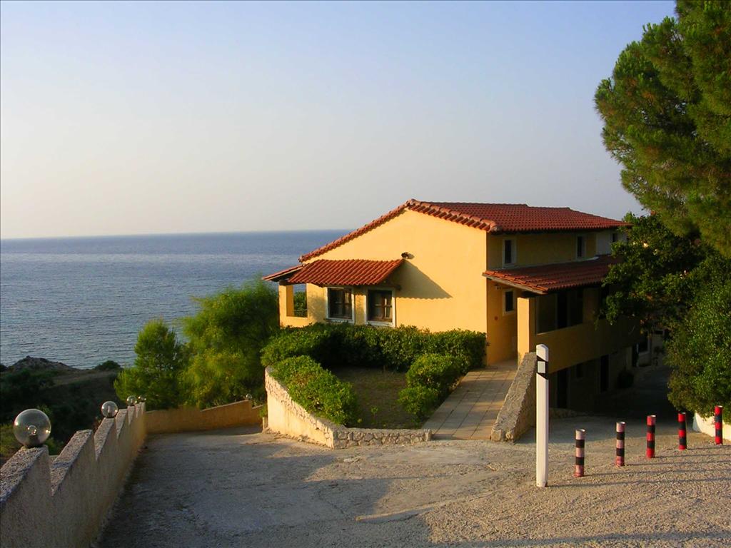 Celia Apartments 2*