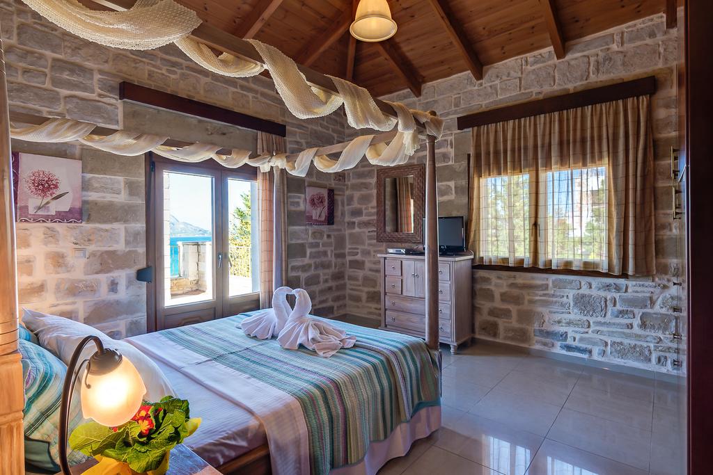 Hectoras Villa 4*
