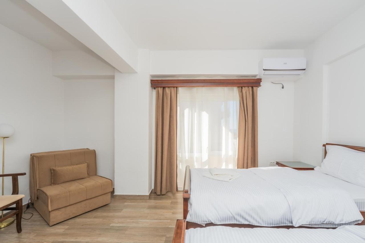 Pharos Apartments 3*