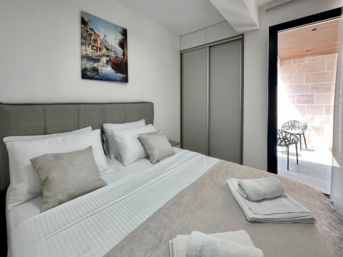 Seafront Apartment Bijela 3*